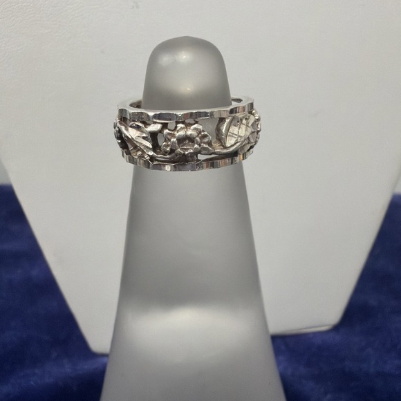 NDI Jewelry - Sterling Silver 925 6.3gDiamond Cut Flower Band Ring Size 5